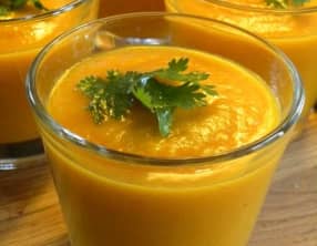 Gaspacho estival aux carottes, au poivron jaune et à l'orange