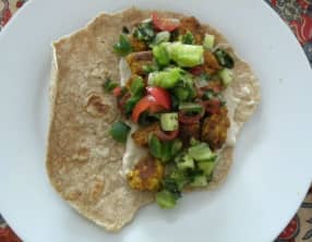 Chapatis au poulet, sauce tarator et crudités
