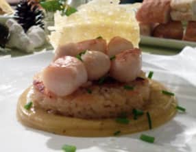 coquilles saint Jacques sur risotto croustillant et sauce safranée