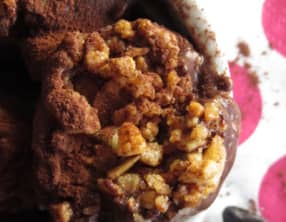 Glace au cacao, fève tonka et noix de macadamia caramélisées