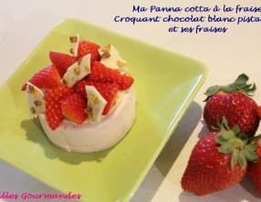 Panna cotta à la fraise, croquant chocolat blanc pistaches et ses fraises