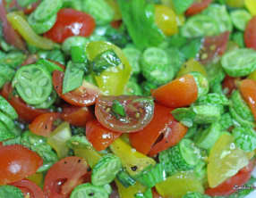 Salade de mini concombres et tomates colorées au balsamique blanc et gomasio aux algues