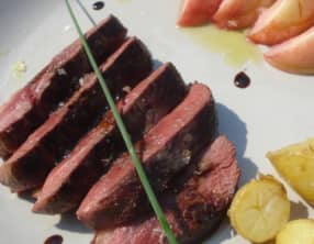 Magret de canard au vinaigre balsamique, poêlée de pêches et pommes de terre