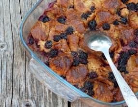 Pudding caramélisé aux croissants et aux mûres