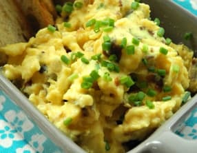 Oeufs brouillés aux algues et toast à l'ail