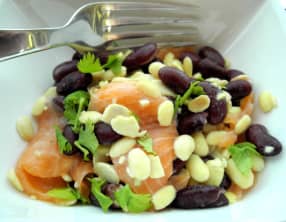 Salade de soja jaune et haricots rouges à la truite fumee
