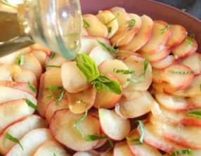 Carpaccio de pêches plates au sirop de basilic et huile d’olive Papillon