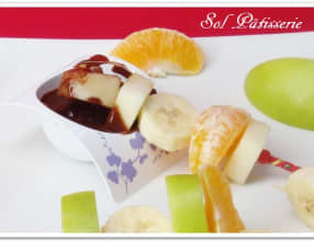 Brochette de fruits et sauce au chocolat