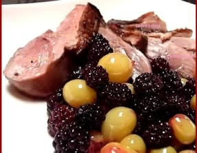 Magret de canard aux raisins et aux mûres