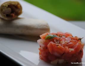 Wrap de dinde, Sauce au curry-curcuma et tartare de tomates aux échalotes