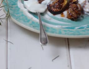 Figues caramélisées au sirop d'érable, châtaignes et yaourt grec