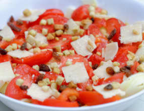 Carpaccio de courgettes au parmesan, tomates et pignons