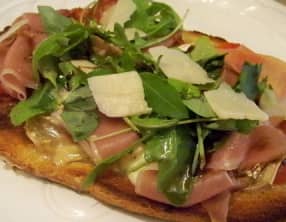 bruschettas tomate- serrano-parmesan-roquette , tomates-thon-câpres et courgettes-chèvres frais