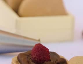 Macarons chocolat coeur framboises