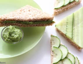 Tartines de concombre à la crème d’avocat-roquette