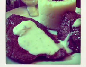 Steak et pavé de boeuf charolais, sauce au bleu d'Auvergne, et purée maison