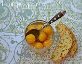 Mirabelles à la nage et Cantucci pistache, gingembre et citron