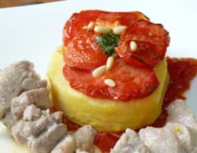 Sauté de dinde marinée, tartelettes de polenta à la provençale, compotée de tomates