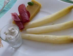 Asperges crème à la truffe, polenta basilic et bresaola