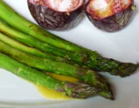 Asperges poêlées, vinaigrette truffe et fruit de la passion