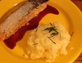 Saumon au vin rouge et son écrasé de pommes de terre