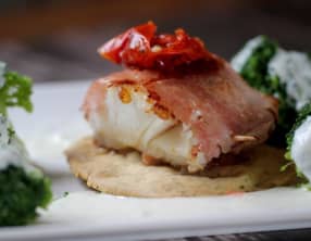 Galette aux herbes, cabillaud au jambon et tomate confite, crème de parmesan