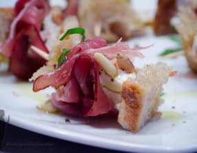 Mini-brochettes de jambon cru, de feta et de croûtons