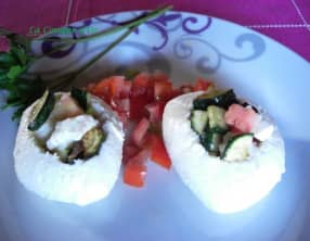 Boules de mozzarella garnies de légumes