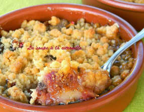 Crumble figues et poires au miel et baies roses