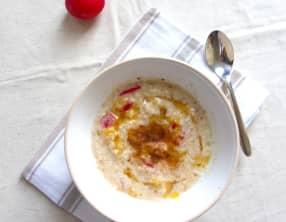 Porridge du matin au sirop d'érable, prunes et cannelle