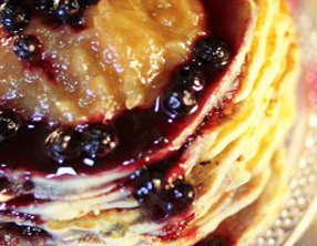 Pancakes aux myrtilles et à la compote de pommes