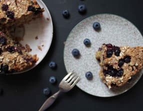 Gâteau aux flocons d’avoine, myrtilles et mûres de Martha Stewart