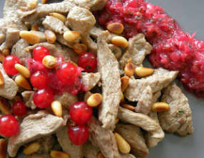 Émincés de veau aux groseilles et pignons de pin