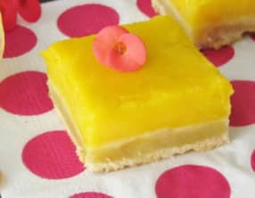 Carrés aux fruits de la passion et noix de macadamia