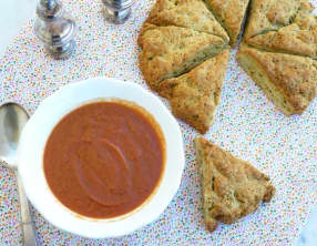 Soupe de tomates rôties et scone géant au pesto