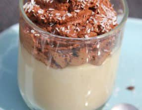 Crèmes à la noix de coco et chantilly au chocolat