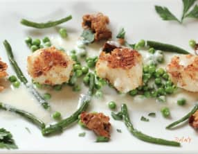 Noix de saint-jacques panées, girolles et crème d'échalote