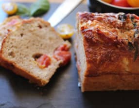 Cake au jambon de parme, tomates et chèvre