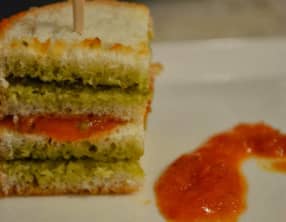 Canapé au pesto et à la crème de poivrons