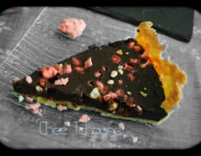 Tarte au chocolat noir et pralines roses