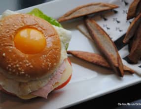 Burger oeuf, jambon, fromage et frites de blé noir