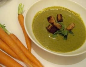 Soupe aux fanes de carottes à la crème d'amande