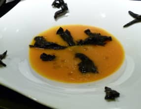 Soupe de potiron à l'orange, trompettes de la mort et huile de truffe