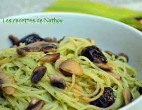 Spaghettis au pesto de roquette champignons et olives noires