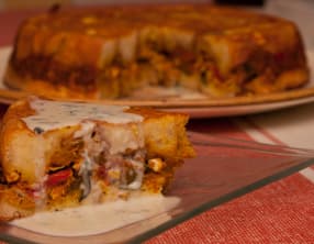 Gasteau , poulet , ratatouille , accompagné d'une sauce roquefort