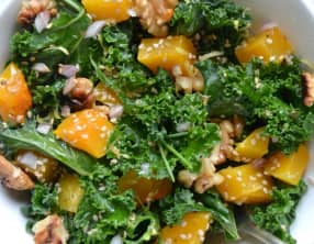 Salade de chou kale cru et courge butternut rôtie aux noix