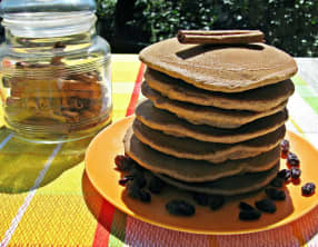 Pancakes sans gluten aux raisins et à la cannelle