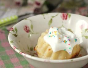 Baba au rhum et crème fouettée au chocolat blanc