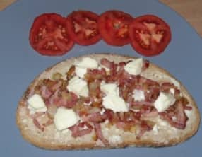 Bruschetta lardons, vache qui rit et oignons