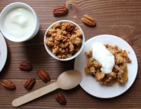 Crumble ananas, banane, noix de pécan et farine de châtaigne